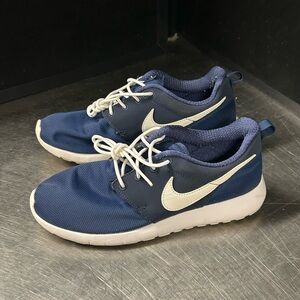 Nike Roshe Size 6Y